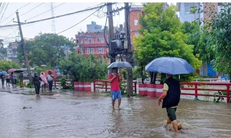 लगातारको वर्षाका कारण अस्तव्यस्त काठमाडौँको जनजीवन 