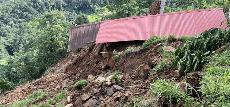 इलाममा बाढीपहिरोमा परी १८ जनाको मृत्यु