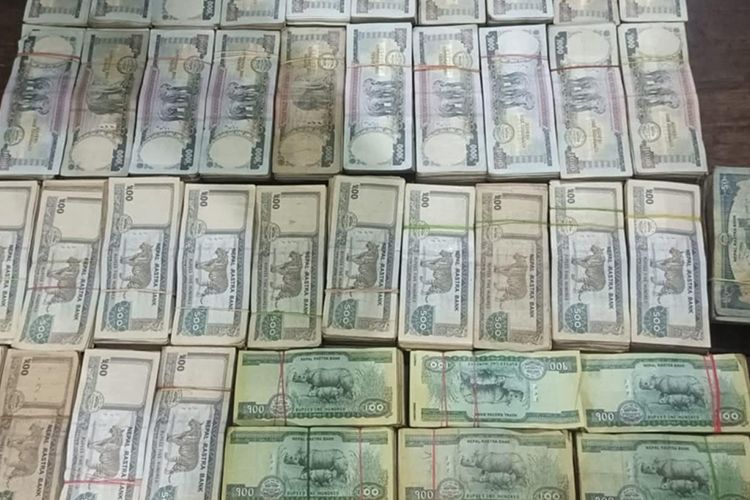 कैलालीमा स्रोत नखुलेको २८ लाख रुपैयाँसहित दुई भारतीय पक्राउ
