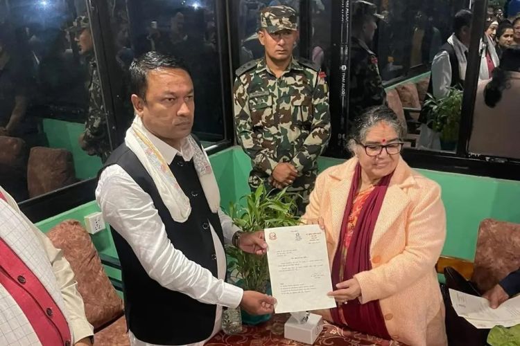 ओलीको सिफारिसमा प्रदेश प्रमुख बनेकी थिइन् झिसमिसेमै होटलमा मुख्यमन्त्रीको शपथ गराउने भण्डारी