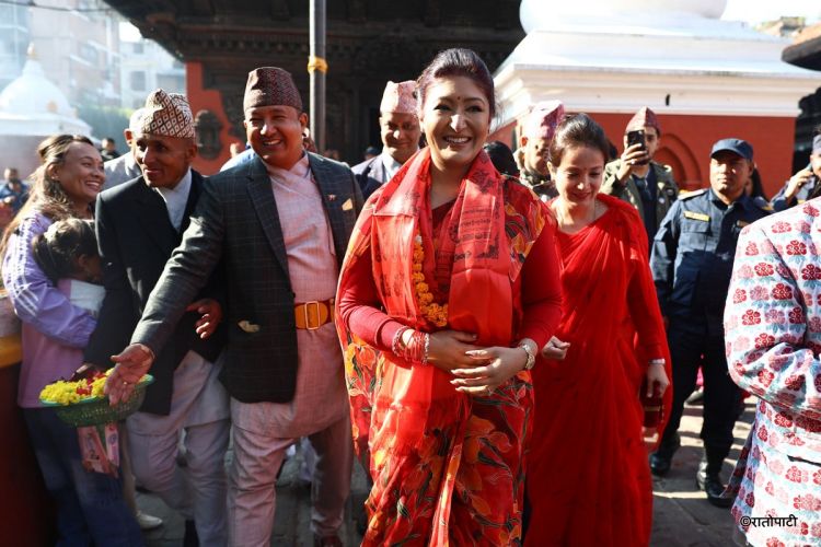 पूर्वयुवराज्ञी हिमानीद्वारा पाटन बाङ्गलामुखी मन्दिरमा पूजा