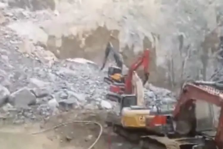 भारतको ढुंगा खानीमा पर्खाल भत्कियो, धेरै मानिस पुरिएको आशंका