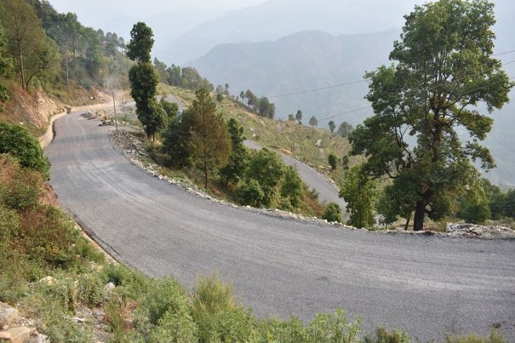 सडक बनाउन स्थानीयको दश लाख सहयोग