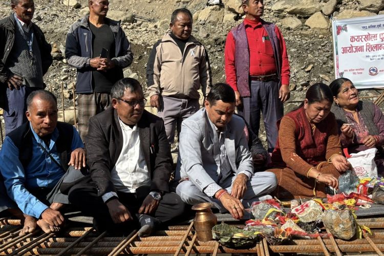 चितवनको कयरखोलामा पक्की पुल निर्माण हुँदै
