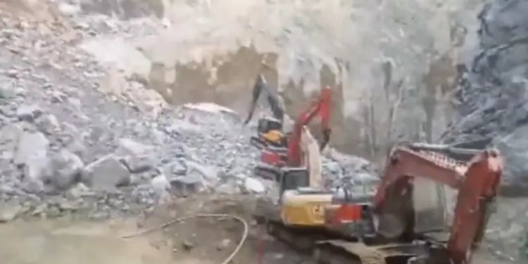 भारतको ढुंगा खानीमा पर्खाल भत्कियो, धेरै मानिस पुरिएको आशंका