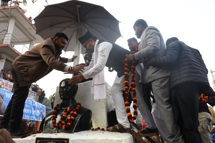 लहानमा मधेस आन्दोलनका सहिदहरूलाई माल्यार्पण गर्दै चुनावी अभियान सुरू गरे बालेनले