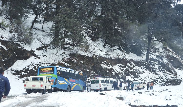 भारी हिमपातका कारण लुकुम–पातिहाल्ना सडक अवरुद्ध, यात्रुहरू अलपत्र