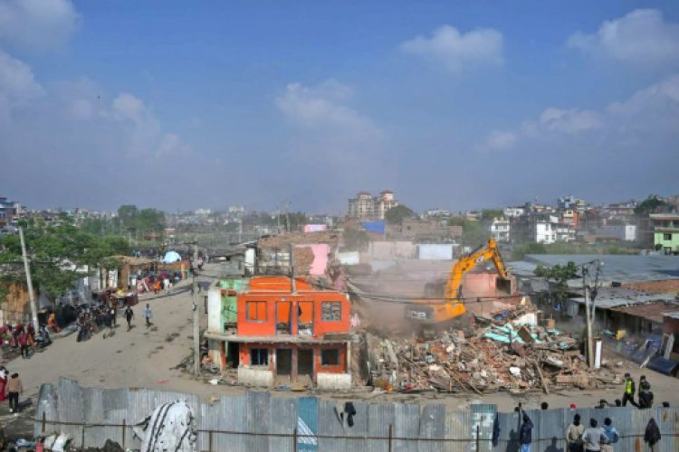  वंशीघाट क्षेत्रका घरहरुमा चल्यो डोजर 