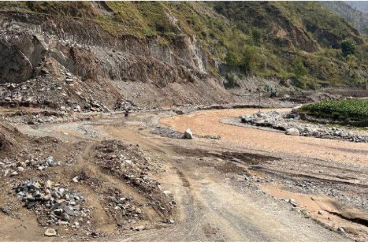  काभ्रेपलाञ्चोस्थित रोशी खोलाका भेलमा फसेका ८९ जना यात्रुको सकुशल उद्धार