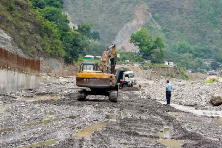 वीपी राजमार्गमा सवारी साधन सञ्चालनमा पूर्ण रोक