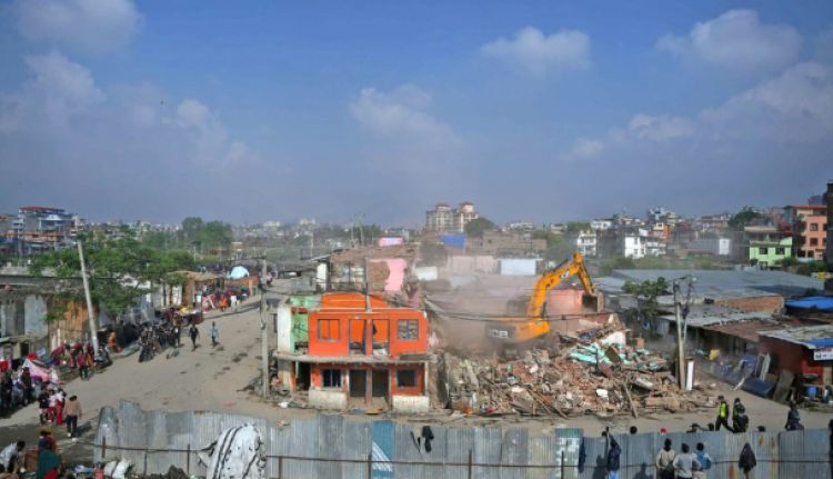  वंशीघाट क्षेत्रका घरहरुमा चल्यो डोजर 