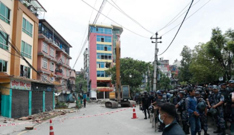  धोबीखोला करिडोरको सात तले घर भत्काउन थालियो