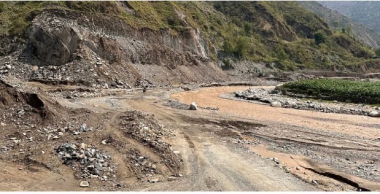  काभ्रेपलाञ्चोस्थित रोशी खोलाका भेलमा फसेका ८९ जना यात्रुको सकुशल उद्धार