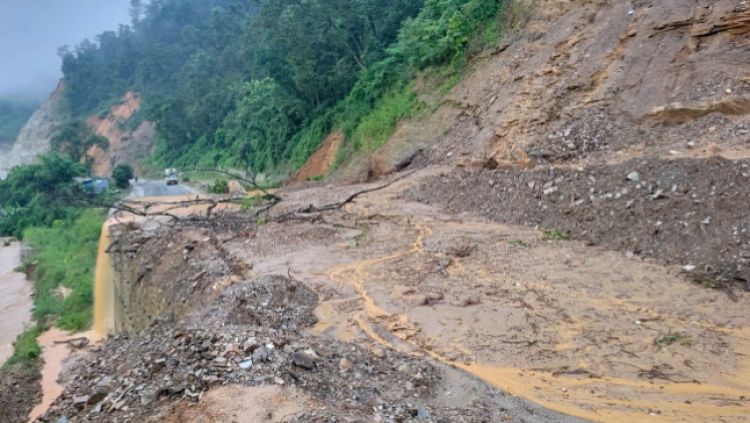 आज यी राजमार्गहरूमा छ बाढी र पहिरोको अवरोध