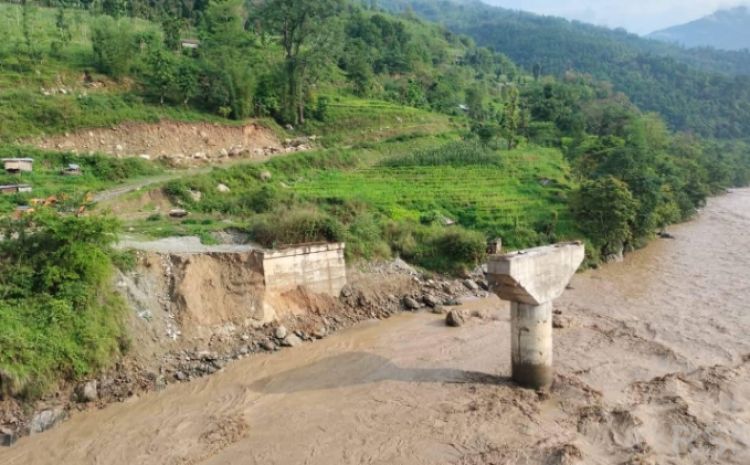 बाढी पहिरोले चार परिवार विस्थापित, जलविद्युत् आयोजनामा क्षति
