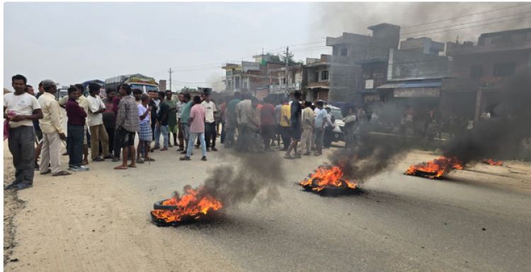 स्थानीयले गराए पूर्वपश्चिम राजमार्ग अवरुद्ध, सडक निर्माणमा ढिलासुस्ती भएको आरोप