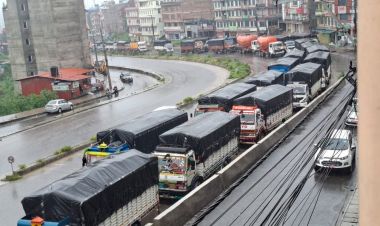 बीपी राजमार्ग अवरुद्ध भएपछि सवारीसाधन धुलिखेलमा ‘होल्ड’