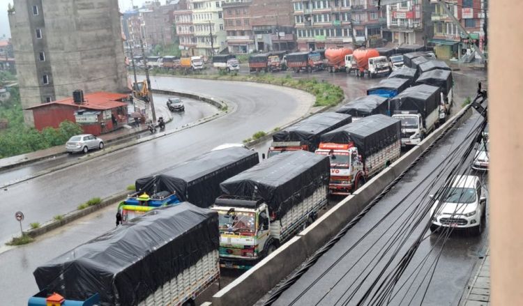 बीपी राजमार्ग अवरुद्ध भएपछि सवारीसाधन धुलिखेलमा ‘होल्ड’